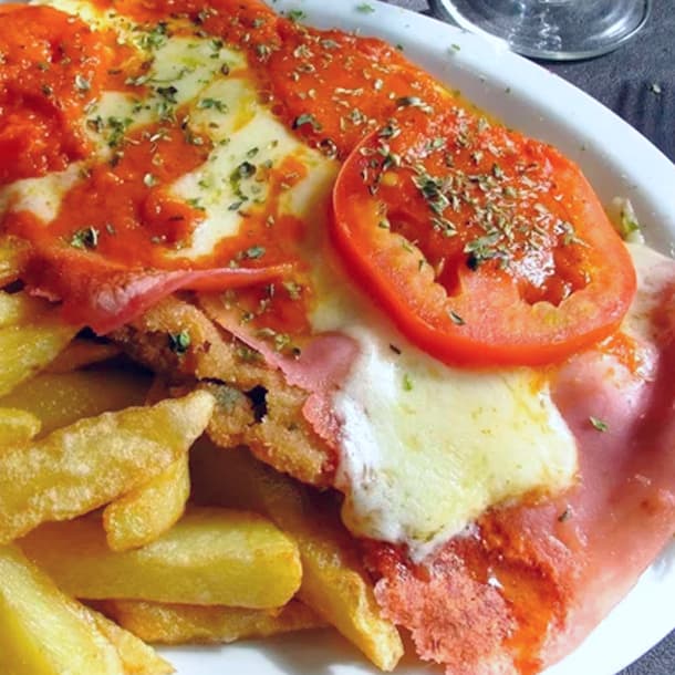 Milanesa al plato, a la Napolitana